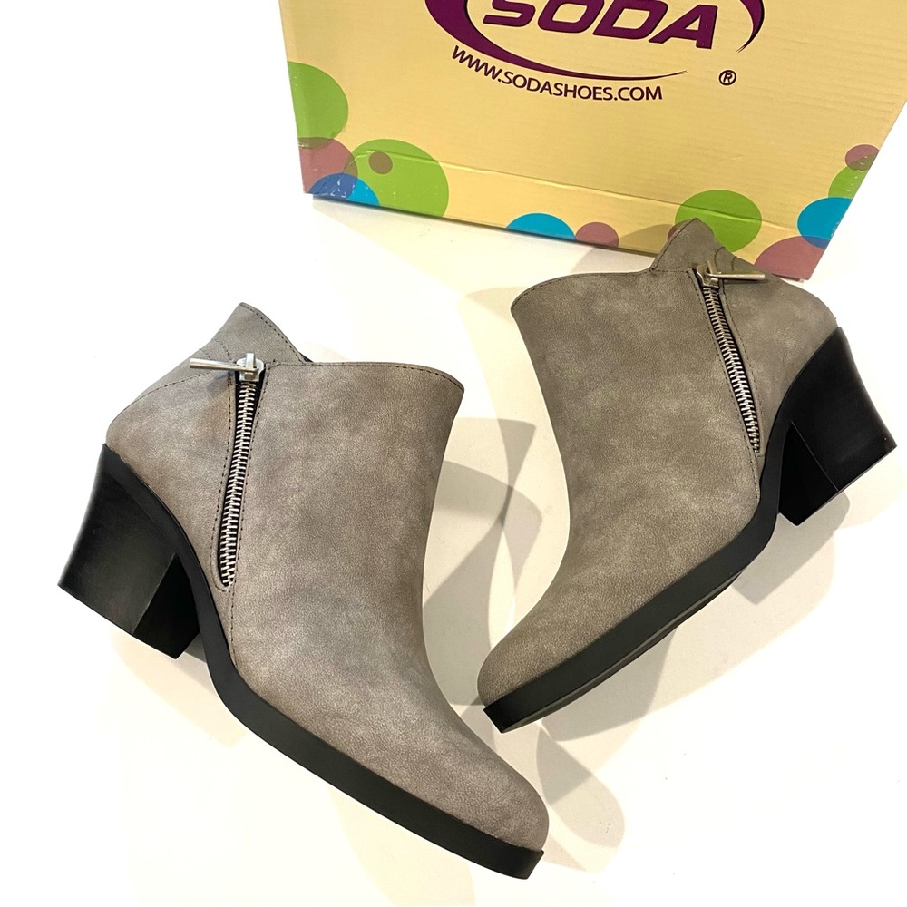 SODA NWT $60 Womens 6.5 Grey Karen Zip Up Ankle Boots *80